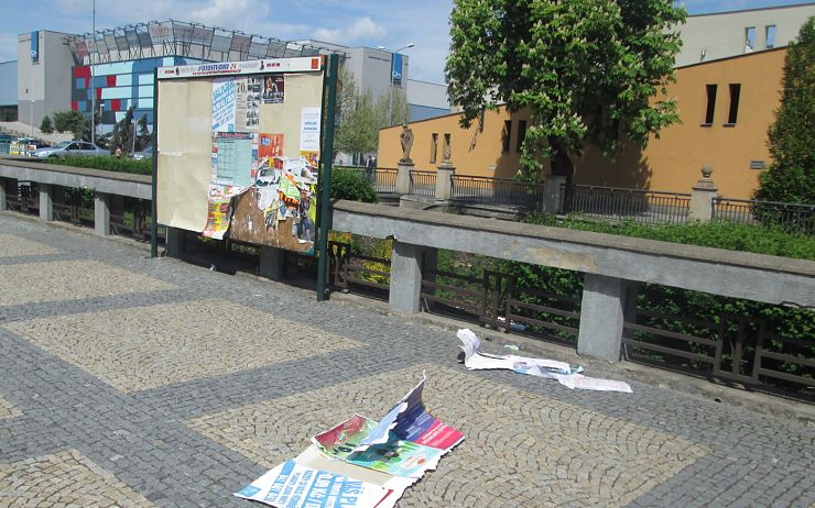 Strhané plakáty. Foto: MP Chomutov Strhané plakáty. Foto: MP Chomutov